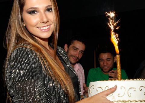 Carol Portaluppi, a filha de Renato Gaúcho, comemora 19 anos em boate